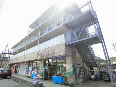 【外観】 | ヴィラ・オオニシ | 「新百合ヶ丘」駅にアクセス可能な最寄りバス停徒歩1分！目の前にスーパーがあります♪小学校も近くてお子様のいるファミリーさんには嬉しい立地です☆