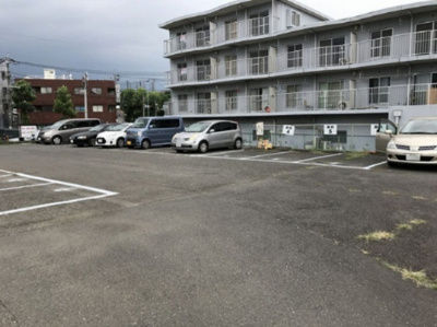 【駐車場】 | ヴィラ・オオニシ | いつでも目の届く敷地内に駐車場を完備しています♪荷物がかさばりがちなお買物にも、車があると便利ですよね☆