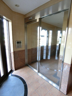 【エントランス】 | サジテリアス・ワイ | 共用エントランスは不審者の侵入を未然に防ぐオートロック付き！防犯対策充実しています◎