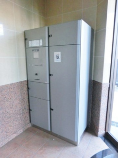 【その他共用部分】 | 共用エントランスには宅配BOXがあるので荷物の受け取りもスムーズに♪再配達を依頼する手間が省けます☆