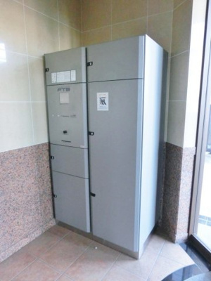 【その他共用部分】 | サジテリアス・ワイ | 共用エントランスには宅配BOXがあるので荷物の受け取りもスムーズに♪再配達を依頼する手間が省けます☆