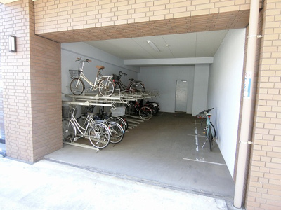 【その他共用部分】 | サジテリアス・ワイ | 屋内の駐輪場で雨が降っても大切な自転車が濡れなくてすみます♪バイク置場も完備しています！自転車やバイクがあれば通勤・通学、お買い物にも便利ですね☆