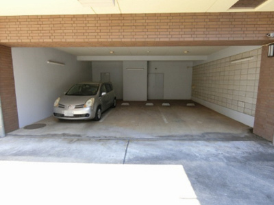 【駐車場】 | サジテリアス・ワイ | いつでも目の届く敷地内に駐車場を完備しています♪荷物がかさばりがちなお買物にも、車があると便利ですよね☆屋内なので雨の時の乗り降りもらくらく！