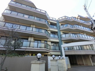 【外観】 | 南東向き・角部屋につき陽当り・通風良好です♪