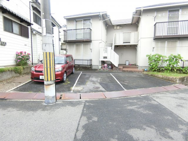 小谷ハイツの駐車場