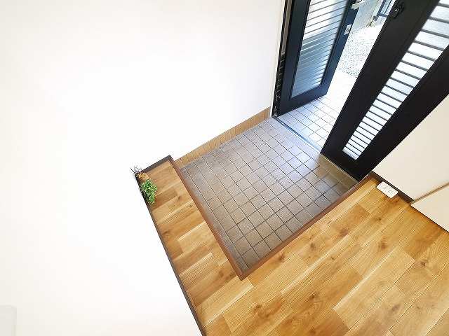 生駒市西松ケ丘戸建（13-16）の玄関|収納もある玄関です