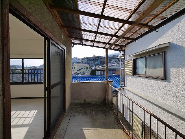 生駒市西松ケ丘戸建（13-16）のバルコニー|暖かな日差しのふりそそぐバルコニー