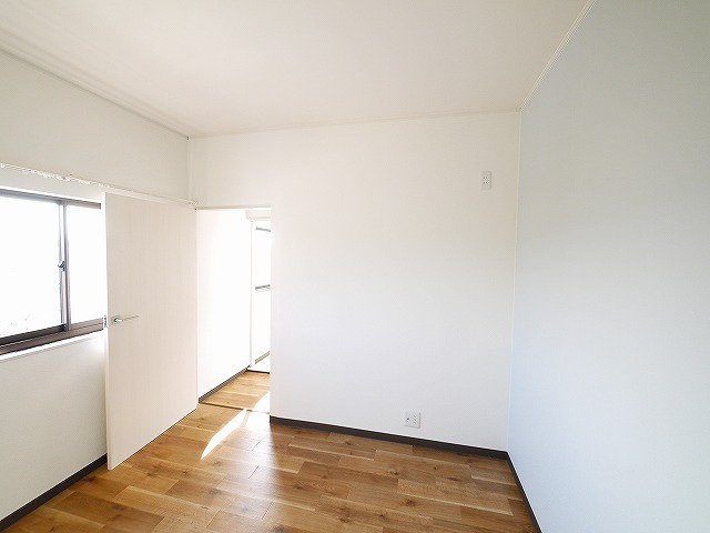 生駒市西松ケ丘戸建（13-16）の洋室|明るい洋室です