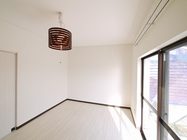 生駒市西松ケ丘戸建（13-16）の洋室|明るい洋室です