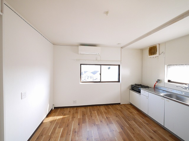 生駒市西松ケ丘戸建（13-16）の居間・リビング|ゆったりとした居間です