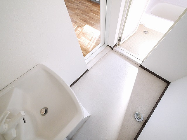 生駒市西松ケ丘戸建（13-16）の洗面所|脱衣スペースもあります