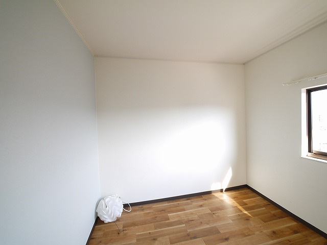 生駒市西松ケ丘戸建（13-16）の洋室|使い勝手のいい洋室です