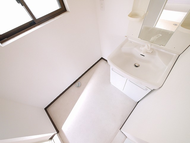 生駒市西松ケ丘戸建（13-16）の洗面所|ゆったりとスペースのある洗面所