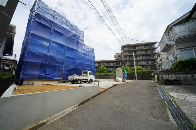 保土ヶ谷区西谷町全2棟　新築戸建【成約】の前面道路含む現地写真