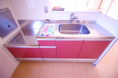 【キッチン】 | ヴィラ ウィステリア | ★赤色のかわいいキッチン★