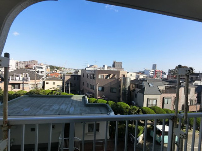 【展望】 | 横浜大口ハウス | 7階建て、3階部分のバルコニーからの眺望です。
大きな建物などなく陽当たりが確保されています。