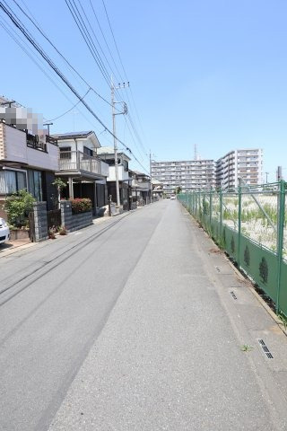 鴻巣市箕田の中古一戸建の前面道路含む現地写真|前面道路の写真です。幅員が約６ｍあり、ゆとりがあります。物件は左側です。2019年6月13日12：30頃撮影。