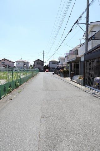 鴻巣市箕田の中古一戸建の前面道路含む現地写真|前面道路の写真です。物件は右側です。2019年6月13日12：30頃撮影。