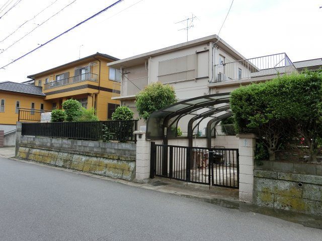 八千代市勝田台７丁目　売地　建築条件なし　駅徒歩６分　南側６ｍ公道面　約６８坪の整形地の前面道路含む現地写真