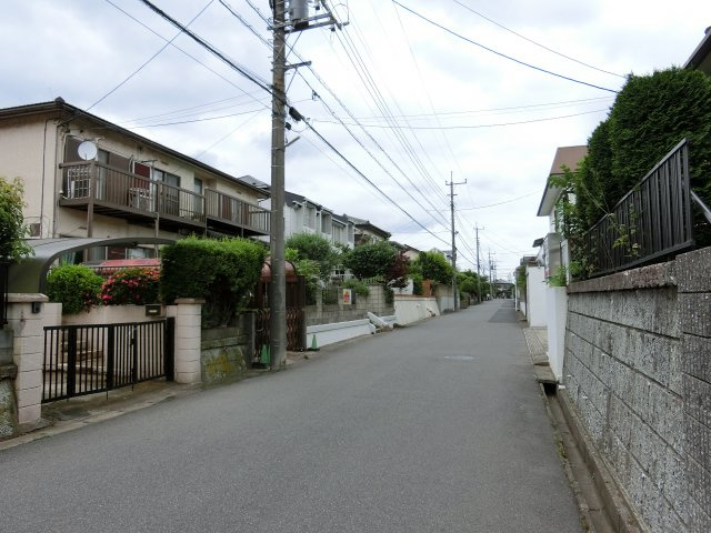 八千代市勝田台７丁目　売地　建築条件なし　駅徒歩６分　南側６ｍ公道面　約６８坪の整形地の前面道路含む現地写真