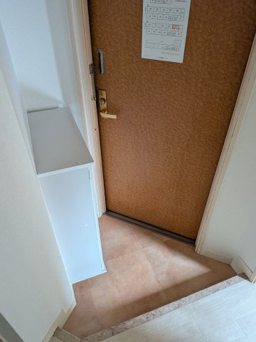 【玄関】 | シンエイ第８東船橋マンション | キレイな玄関です。収納もあります