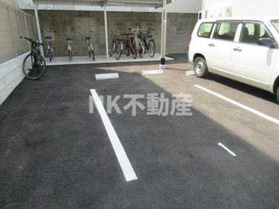 【駐車場】 | エマイユ鴻池（鴻池新田賃貸） | 駐車場に車を止められます
