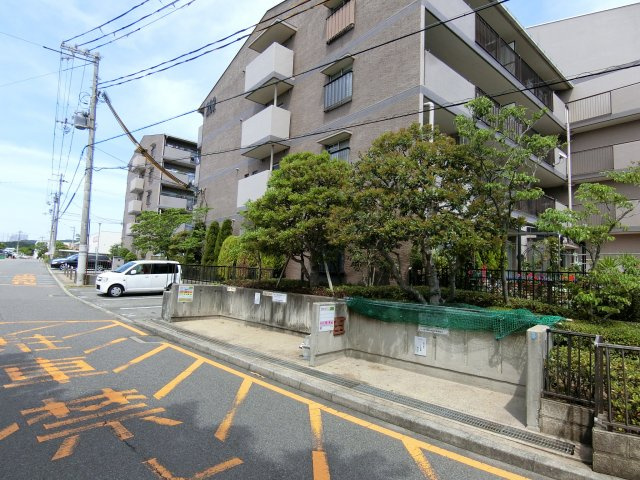 新多聞中央住宅２６２号棟の外観|ゴミ集積所も隣接してます