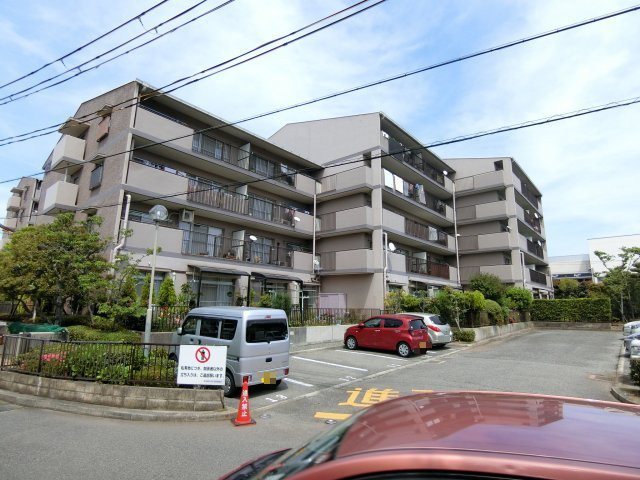 新多聞中央住宅２６２号棟の外観|敷地は広いです