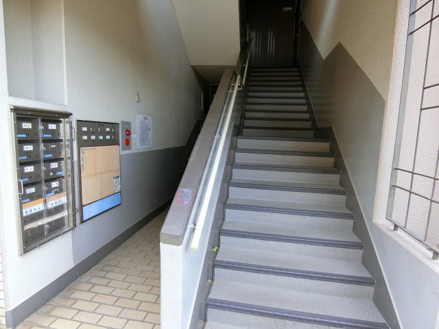 新多聞中央住宅２６２号棟のエントランス