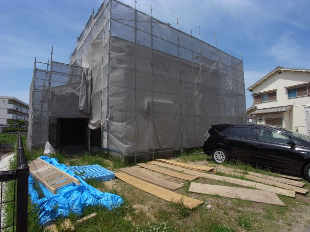 西区高雄台新築戸建の外観|広々した駐車スペースです。