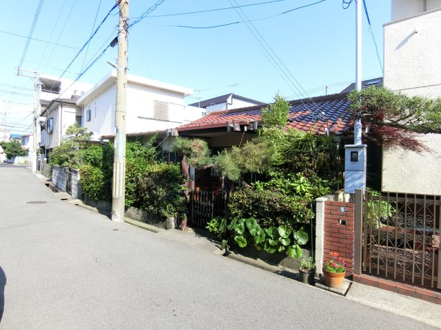 神戸市垂水区泉が丘1丁目の前面道路含む現地写真|間口の広い整形地です　明るいですね　道路幅もしっかりあります