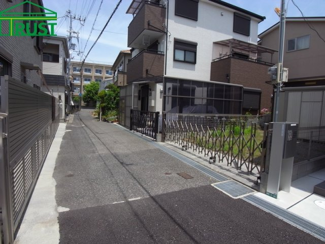 鷹匠町新築戸建の前面道路含む現地写真|近くに商業施設、医療施設もあり大変便利な立地です。