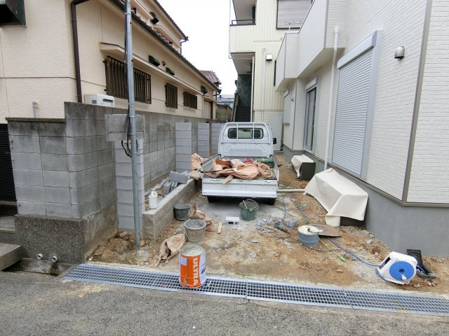 明石市大久保町谷八木1号棟　新築戸建の外観|ガレージスペース　現在外構工事中　完成が待たれますね