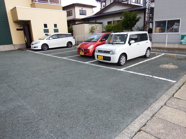 パルトネールひのきの駐車場