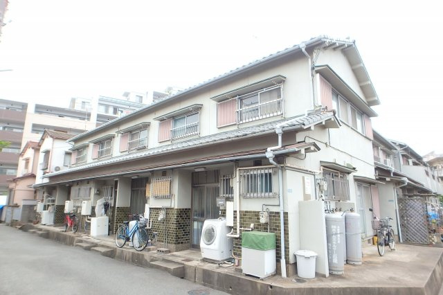 ファミーユヤノ1号棟の外観