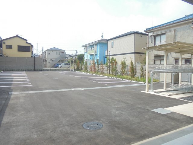 グロリアコート市川の駐車場