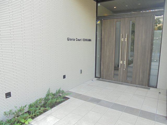 グロリアコート市川のエントランス