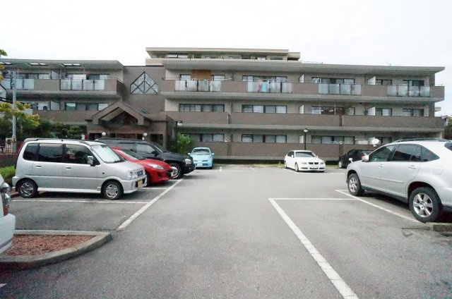 ラルジュ宝塚の駐車場