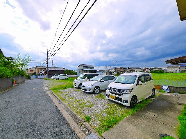 松の里ハイツの駐車場|車をお持ちの方に嬉しい駐車場付きの物件です