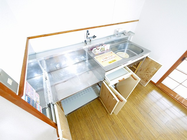 松の里ハイツのキッチン|コンパクトなキッチンで掃除もラクラク