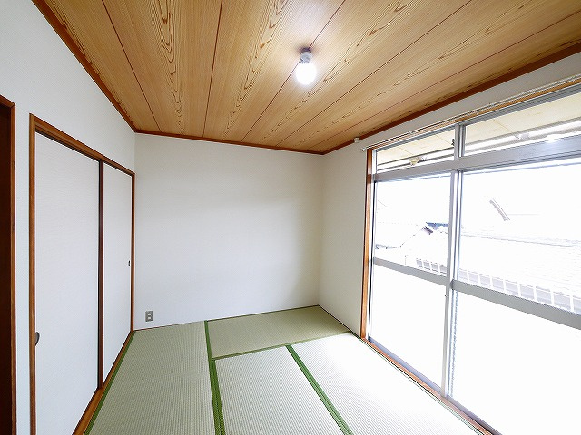 松の里ハイツの寝室|広くて明るい寝室