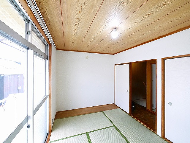 松の里ハイツの和室|柔らかい畳が心地よい和室