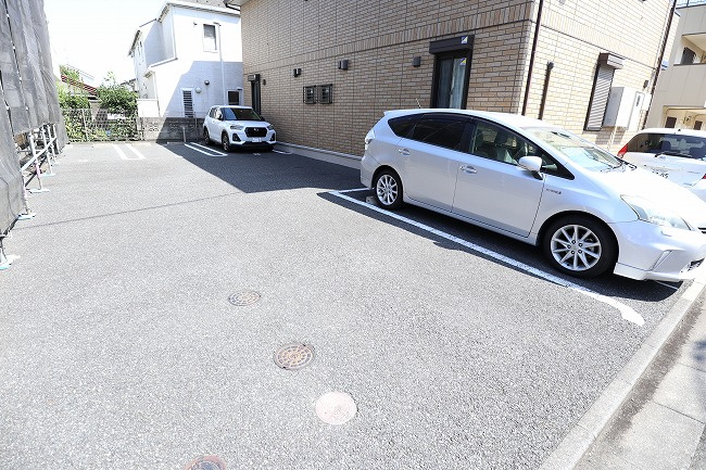 リヴァージュA棟の駐車場