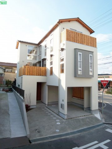 1級建築士施工の旭が丘中古戸建の外観|外壁：スタッコ吹付（一部米杉板張り）　屋根：ガリバリウム鋼板葺
こだわりの外壁です。
