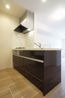 【キッチン】 | グリシーヌ | 3口ガスコンログリル付オールスライディング収納のセミオープンキッチンです