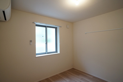 【洋室】 | グリシーヌ | 5.5帖の洋室内です。エアコン設置済みです（同タイプ他室です）