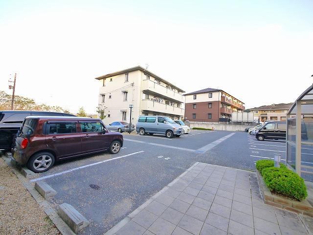 リビングタウン木津川　Ａ棟の駐車場|お車をお持ちの方も安心ですね。