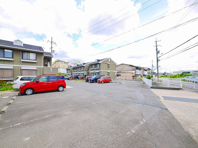 エクレール平城Dの駐車場|車をお持ちの方に嬉しい駐車場付きの物件です