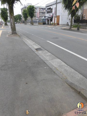 グランデ八女の駐車場|間口と前面道路です