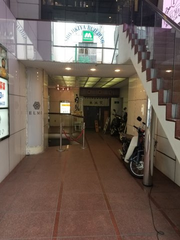 正直家ビルのエントランス